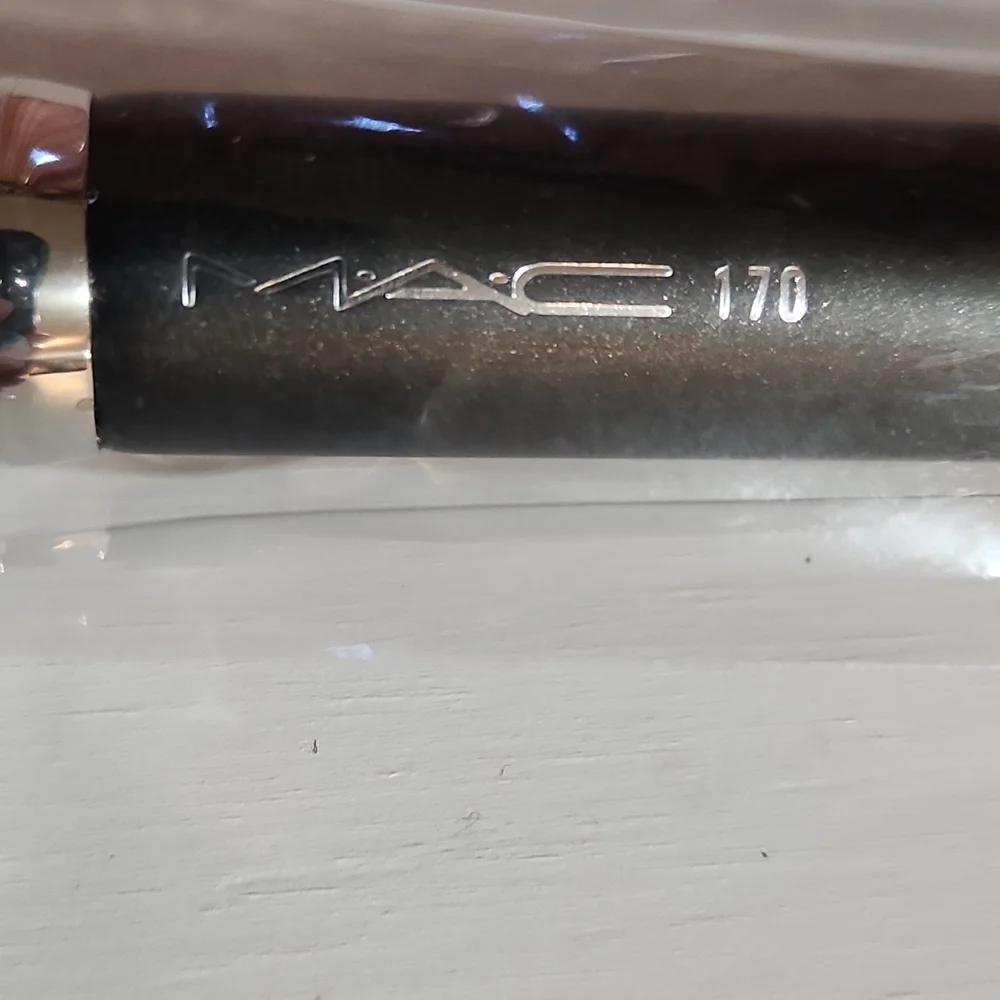 MAC 170 Synthetic Rounded Slant Brush